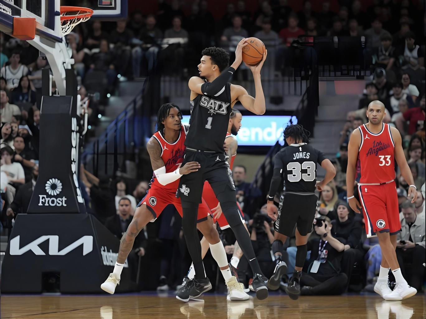 马刺力克勇士，库里点燃赛场