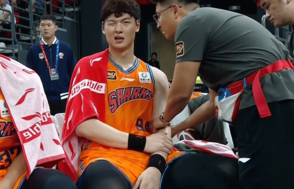 火箭横扫广东队，王哲林点燃赛场