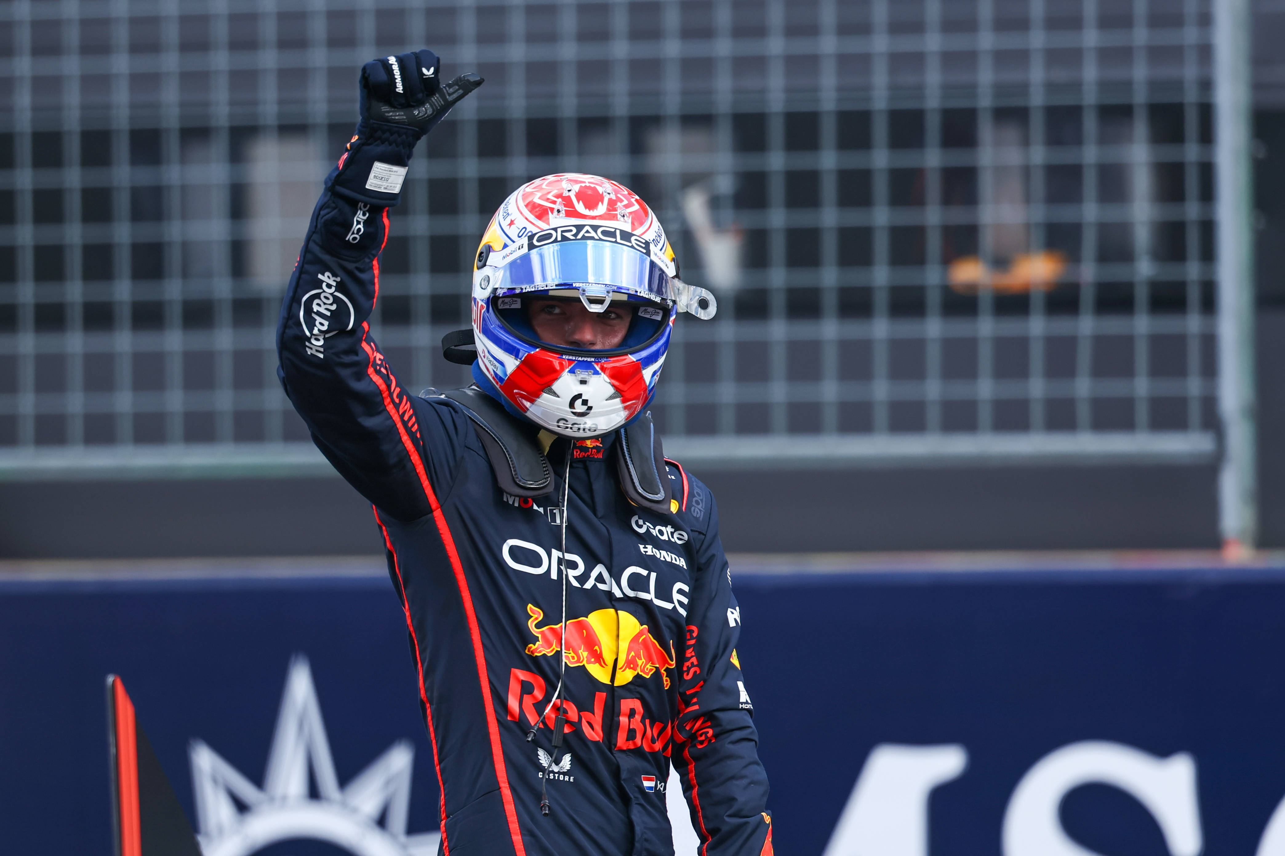 梅赛德斯鏖战红牛车队，拉塞尔扛起全队