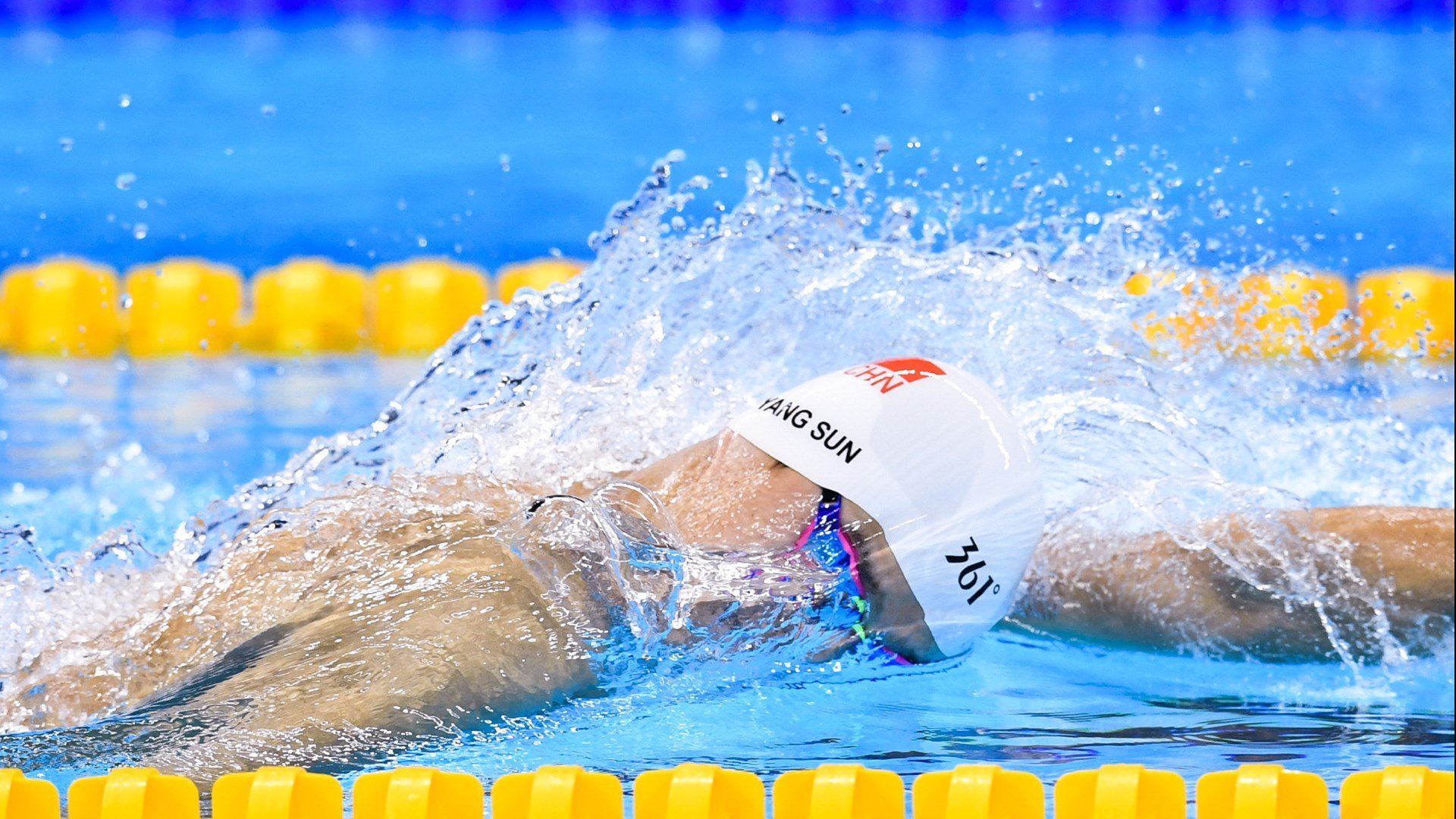 赛道上的星辰，班凯罗在F1街道赛之夜的冠军级加冕